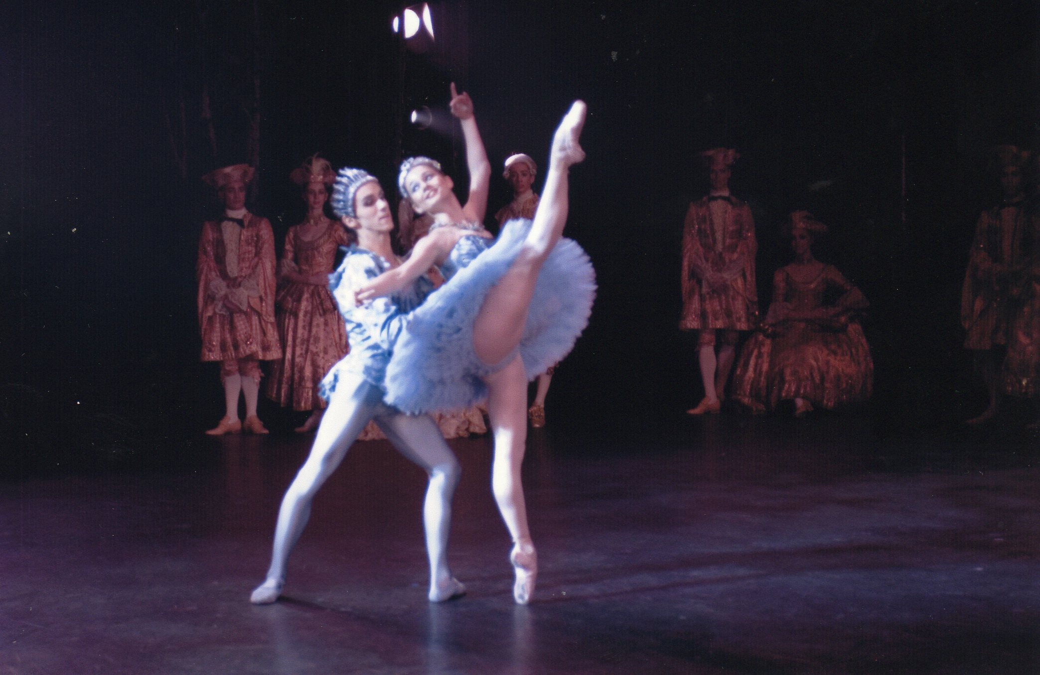  Medhi Angot soutient une danseuse de ballet pendant une représentation